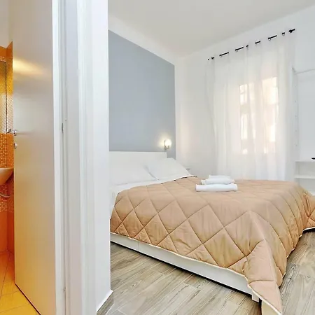 Deco's Place Cloe Apartment *
