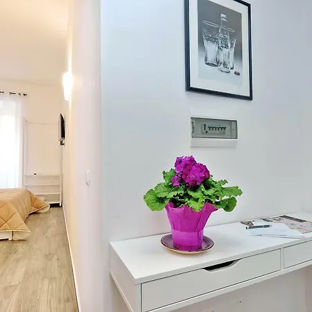 Deco's Place Cloe Apartment