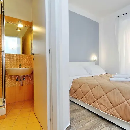 Deco's Place Cloe Apartment *